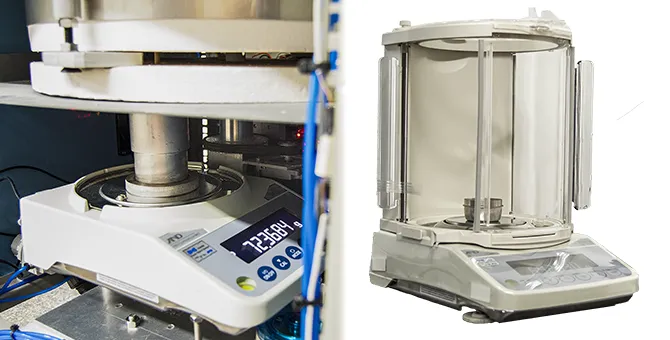 An internal and an external balance for precise sample weighing An internal and an external balance for precise sample weighing